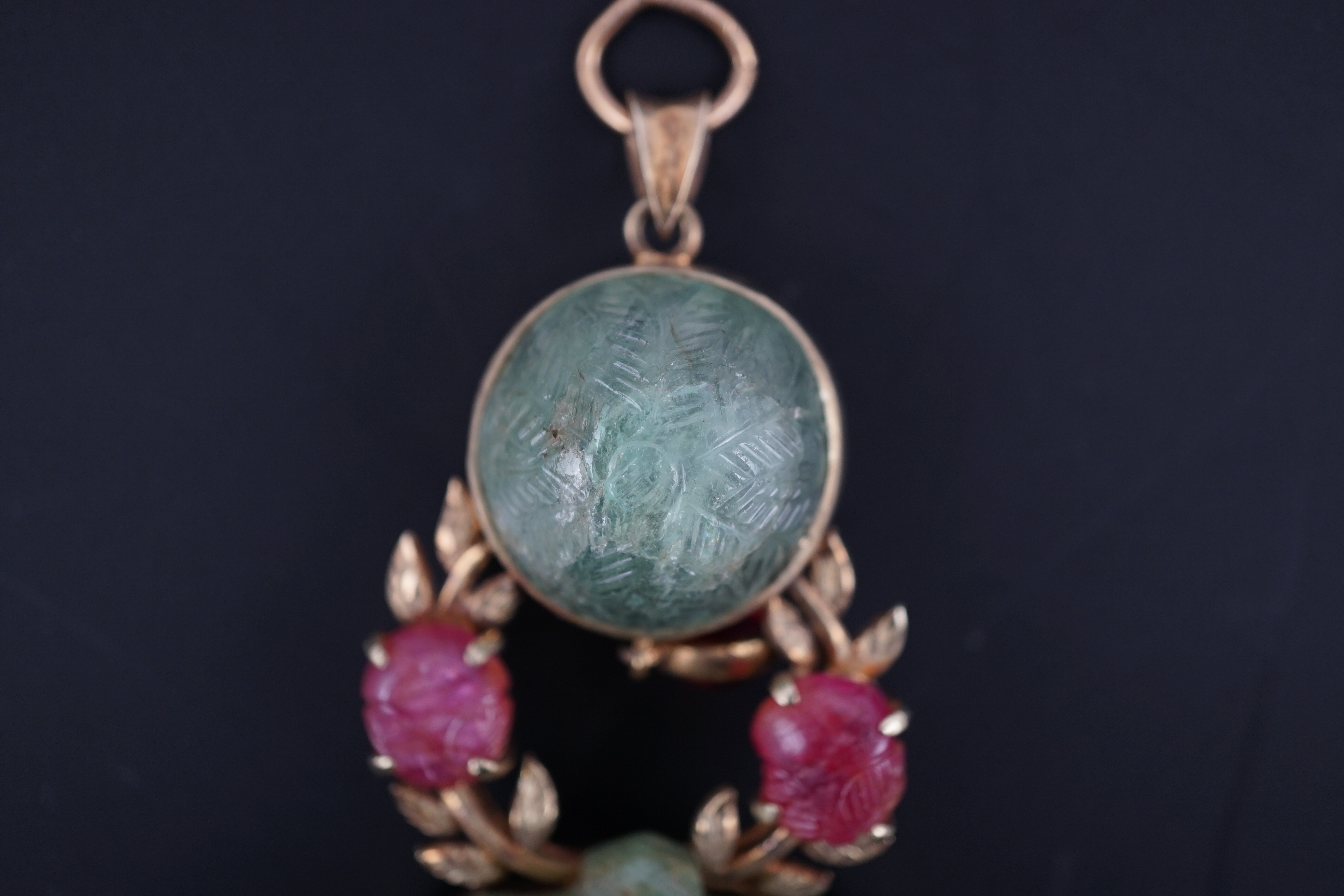 A Mughal style 14k gold mounted green and rose quartz set drop pendant